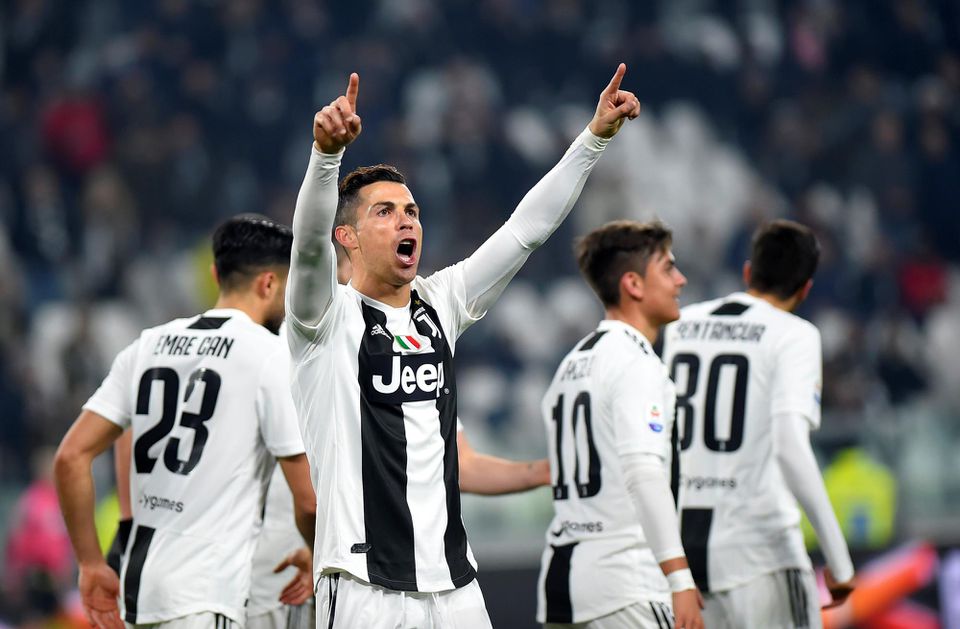 Cristiano Ronaldo oslavuje so spoluhráčmi z Juventusu