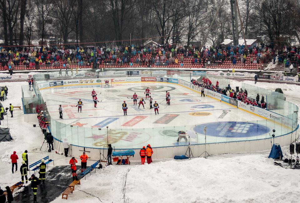 Ľadová plocha na futbalovom a atletickom Štadióne SNP na Štiavničkách v Banskej Bystrici.