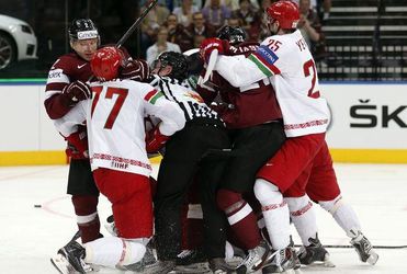 Video: Bielorusko do štvrťfinále, rozhodcovia šokovali Lotyšsko!