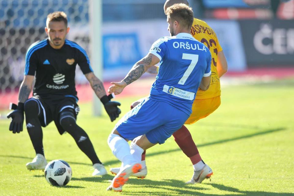 Filip Oršula (Slovan Liberec) proti hráčovi Dukly Praha.