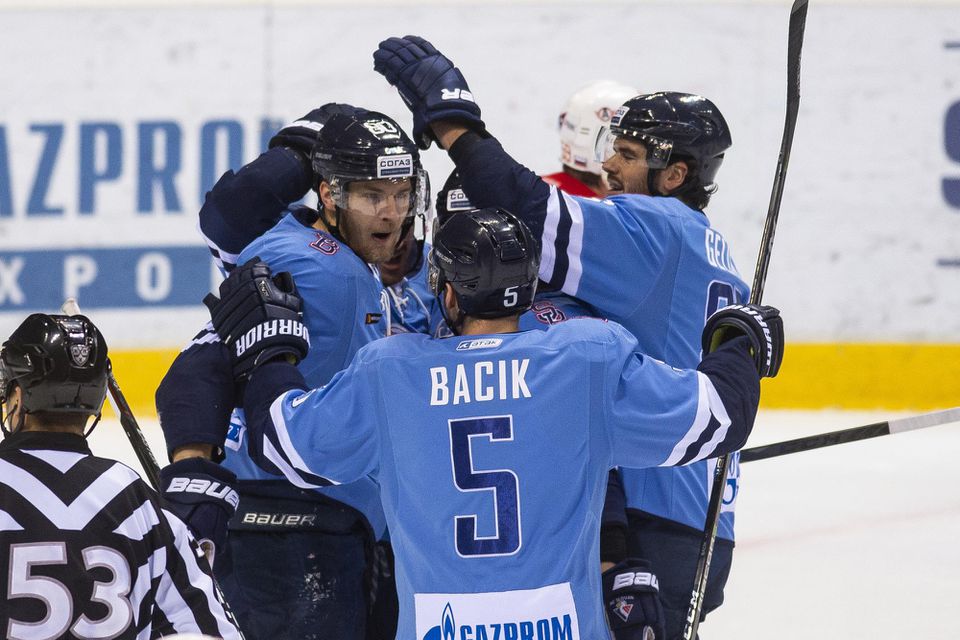 Hráči HC Slovan Bratislava oslavujú gól.