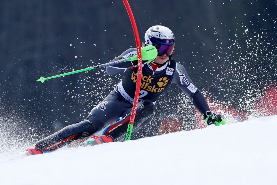Nórsky lyžiar Henrik Kristoffersen zvládol skvelým spôsobom 1. kolo slalomu v pretekoch Svetového pohára v slovinskej Kranjskej Gore.