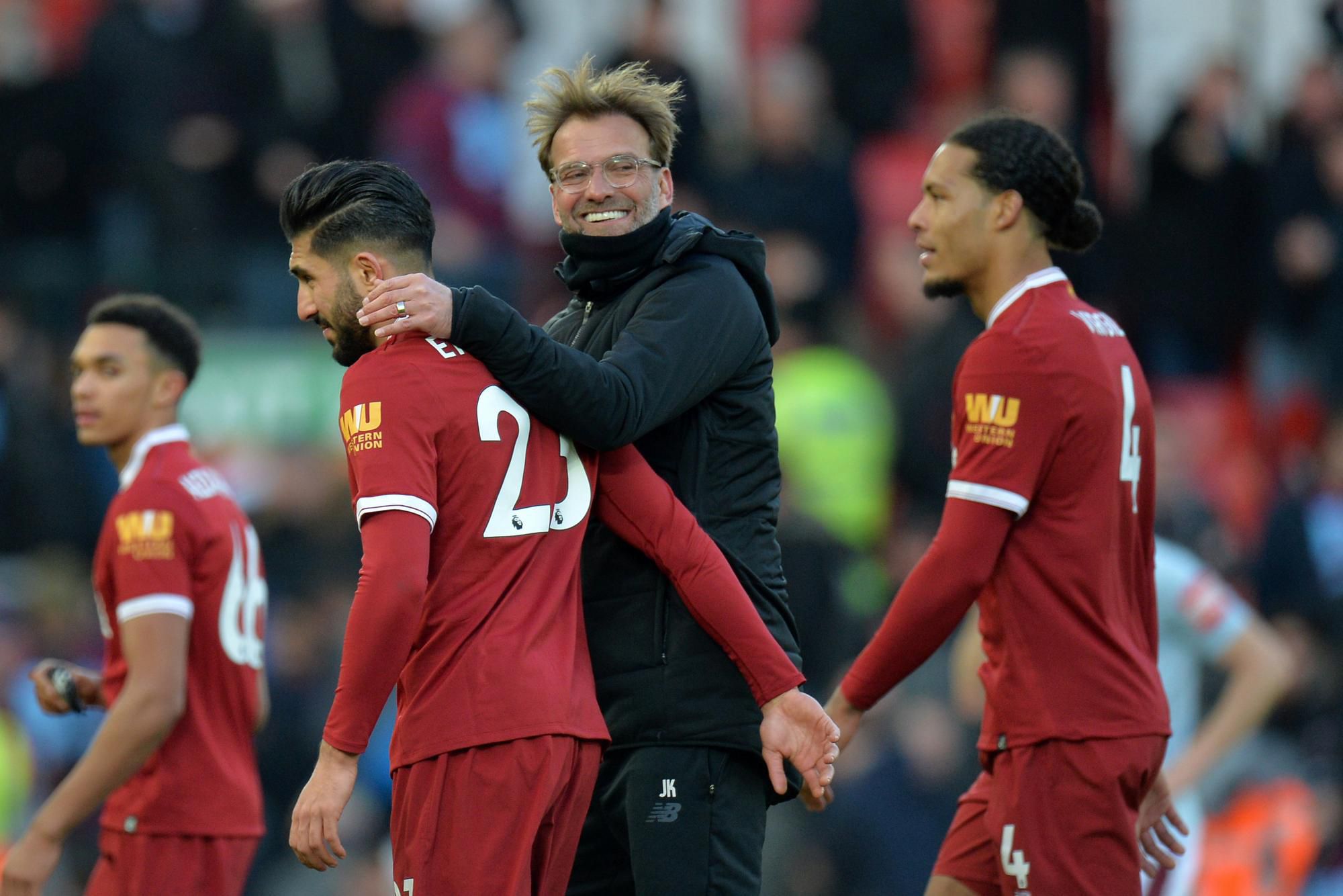 Jürgen Klopp, Emre Can a Virgil van Dijk oslavujú víťazstvo