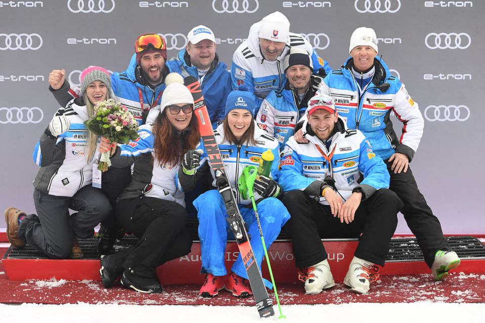 Slovenská lyžiarka Petra Vlhová (uprostred) sa teší s členmi svojho tímu.