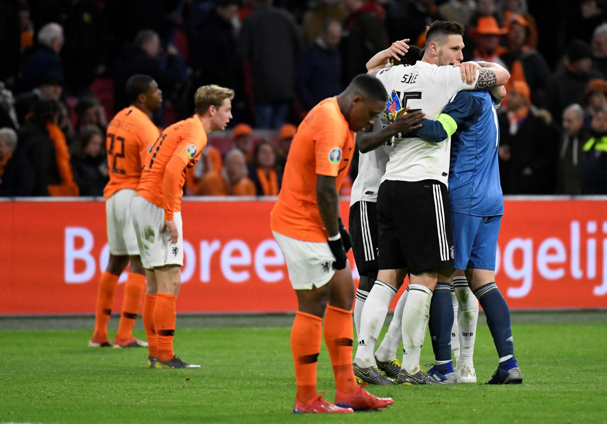 Smutní hráči Holandska a gólová radosť nemeckých hráčov.