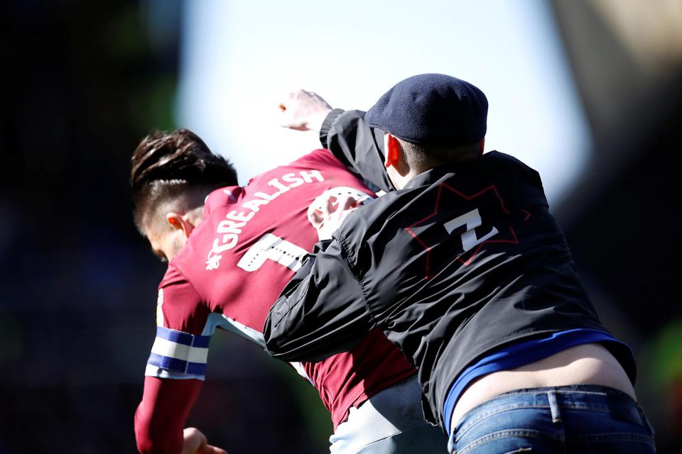 Jacka Grealisha z Aston Villy napadol fanúšik počas derby proti Birminghamu City