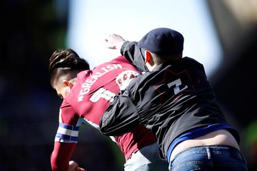 Šialený útok fanúšika na futbalistu počas derby v Birminghame