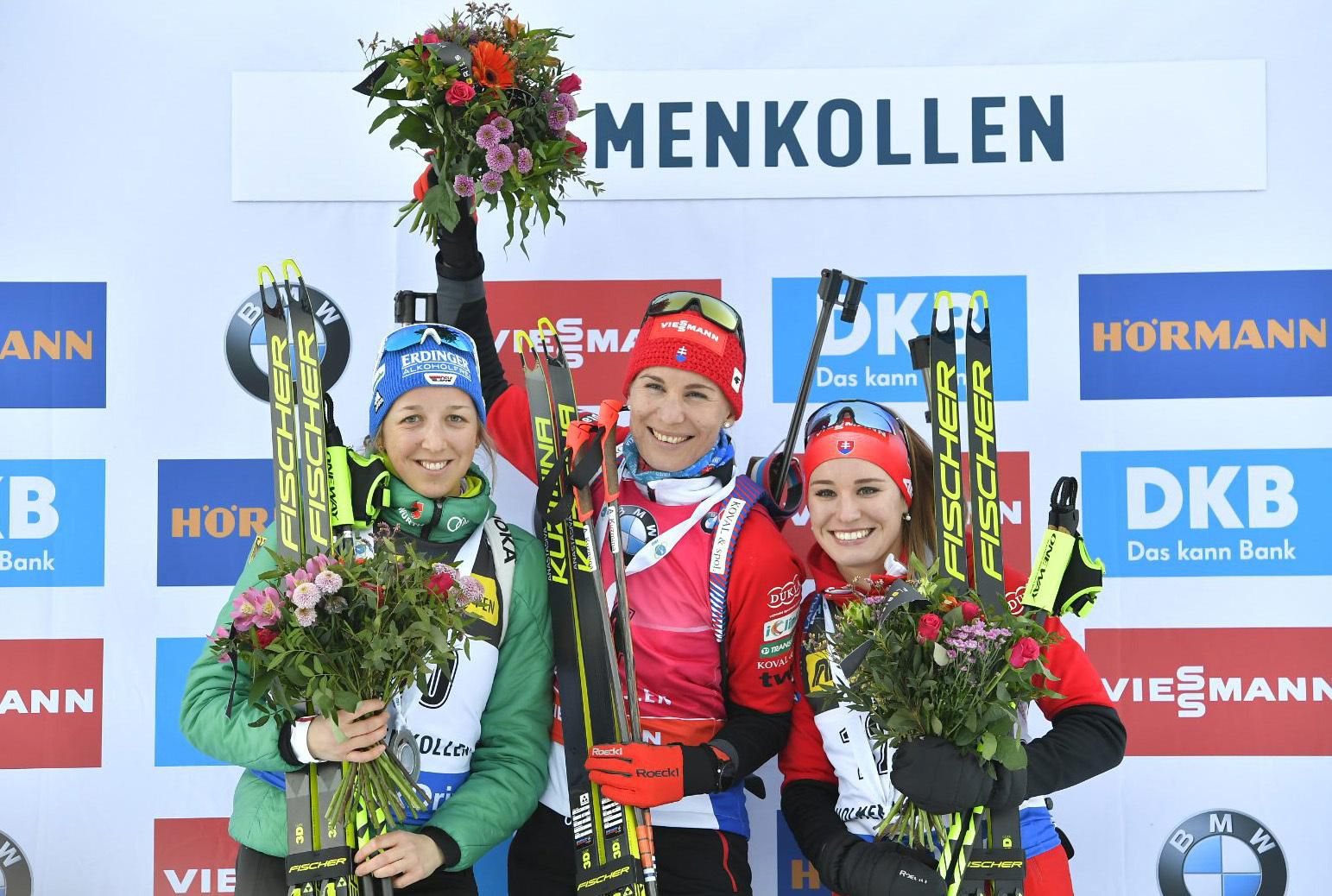 Slovenská biatlonistka Anastasia Kuzminová (uprostred). Na druhom mieste skončila Nemka Franziska Preussová (vľavo) a tretia Slovenka Paulína Fialková.