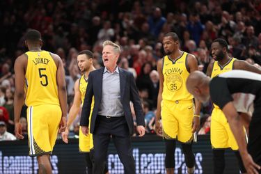 NBA: Steve Kerr s pokutou po prehre Warriors na palubovke Portlandu