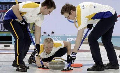 Curling: Švédi istým postupujúcim