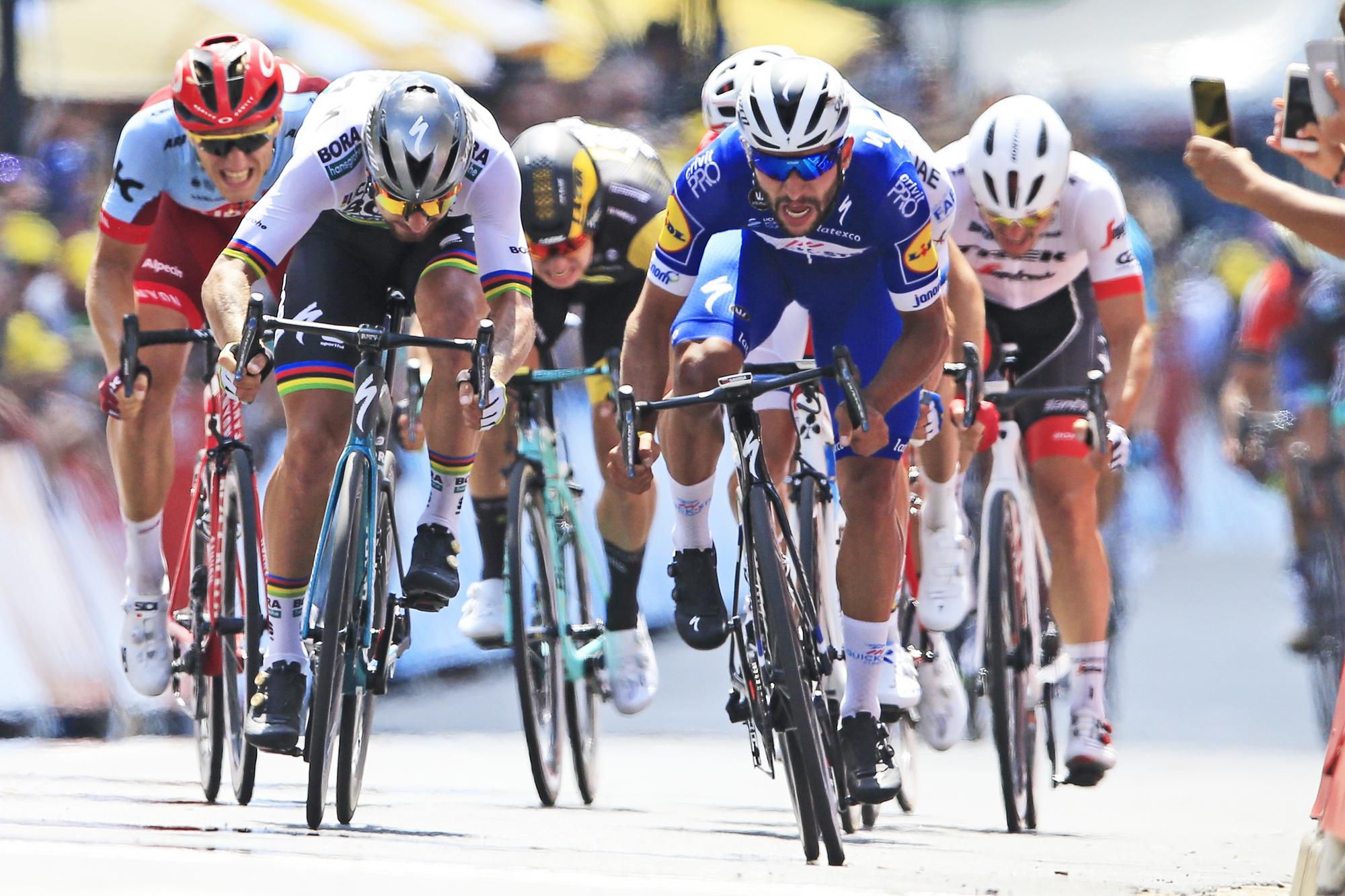 Fernando Gaviria víťazí pred druhým Petrom Saganom v 1. etape Tour de France 2018