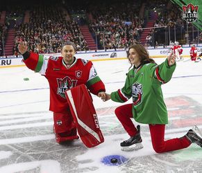 Július Hudáček opäť zabával, na ľade si zatancoval so slovenskou hokejistkou