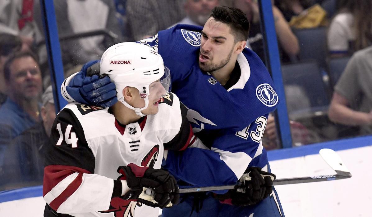 Richard Pánik (Arizona) v súboji so Cedricom Paquetteom (Tampa Bay).