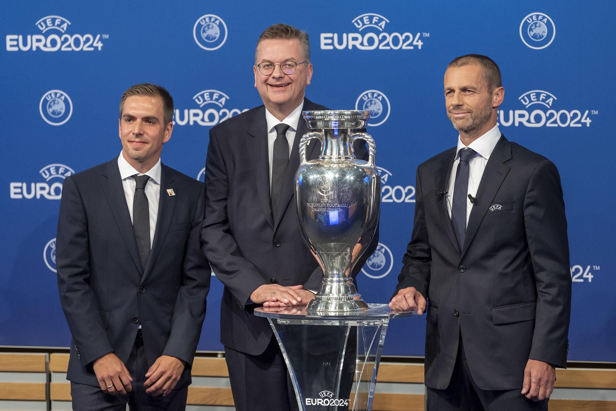 Philipp Lahm, bývalý šéf DFB Reinhard Grindel a prezident UEFA Aleksander Čeferin.