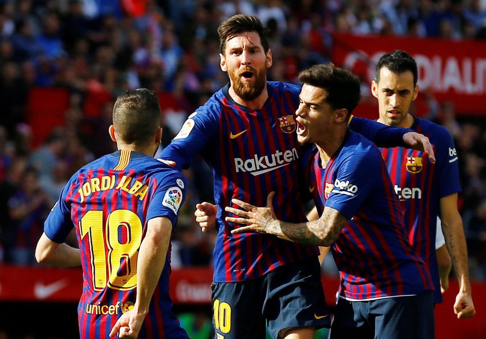 Lionel Messi sa teší z gólu so svojimi spoluhráčmi z FC Barcelona.