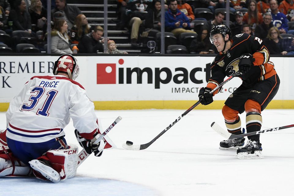 Útočník Anaheim Ducks Carter Rowney vysiela streli na brankára Montrealu Canadiens Careyho Pricea.