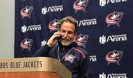 Váš syn teraz nemá čas, smial sa kouč NHL počas tlačovky, keď zdvihol telefón jedného z novinárov