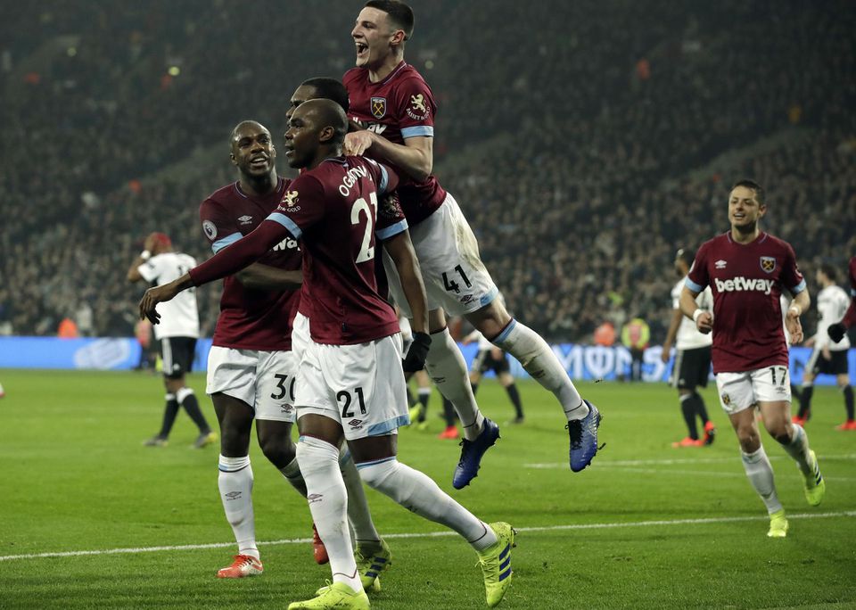 Hráč West Hamu Issa Diop (druhý zľava) oslavuje so spoluhráčmi gól.