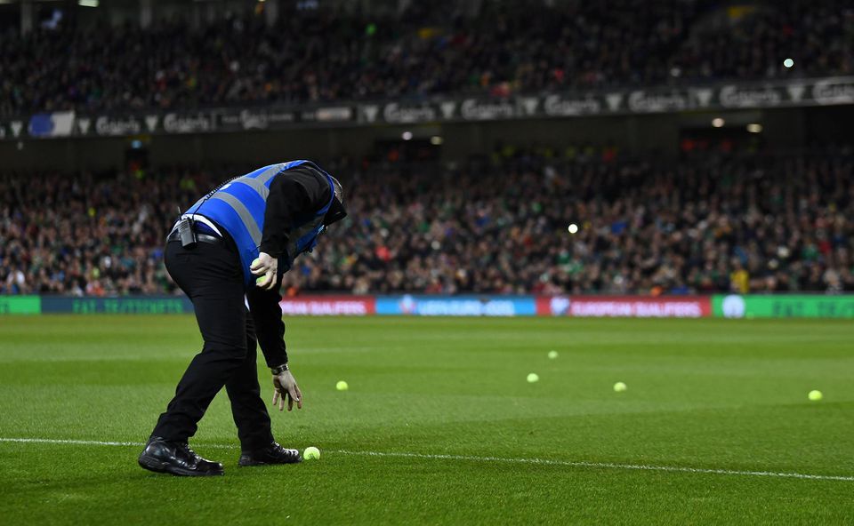 Íri protestovali proti svojmu funkcionárovi, trávnik v Dubline zahádzali tenisovými loptičkami.