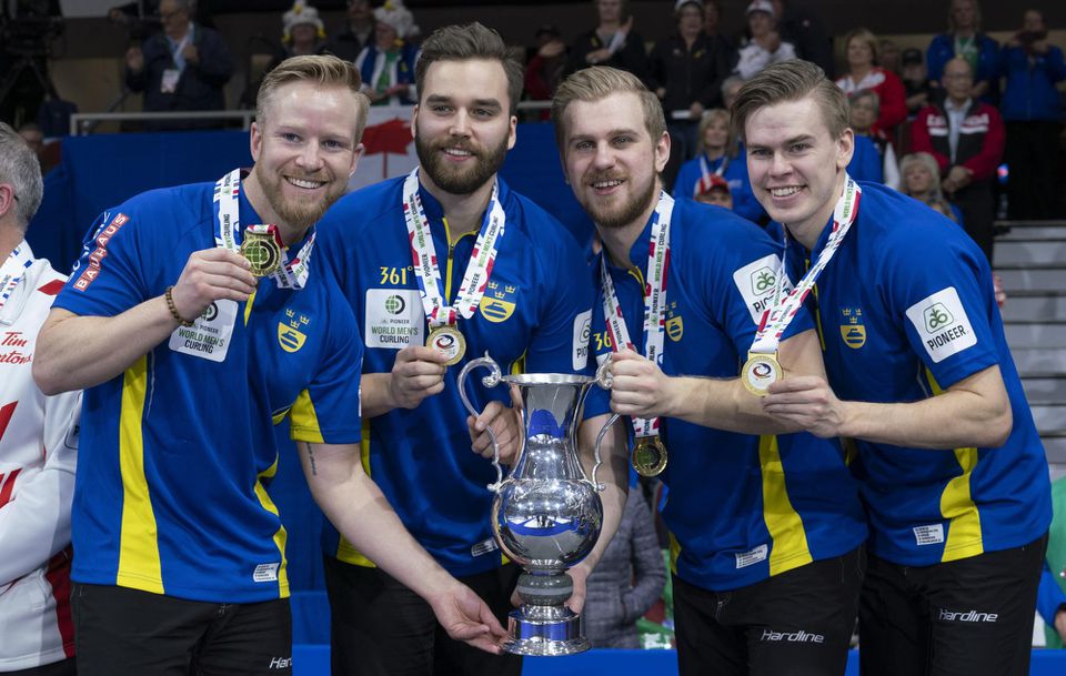Švédski reprezentanti v curlingu - Niklas Edin, Oskar Eriksson, Rasmus Wranaa a Christoffer Sundgren