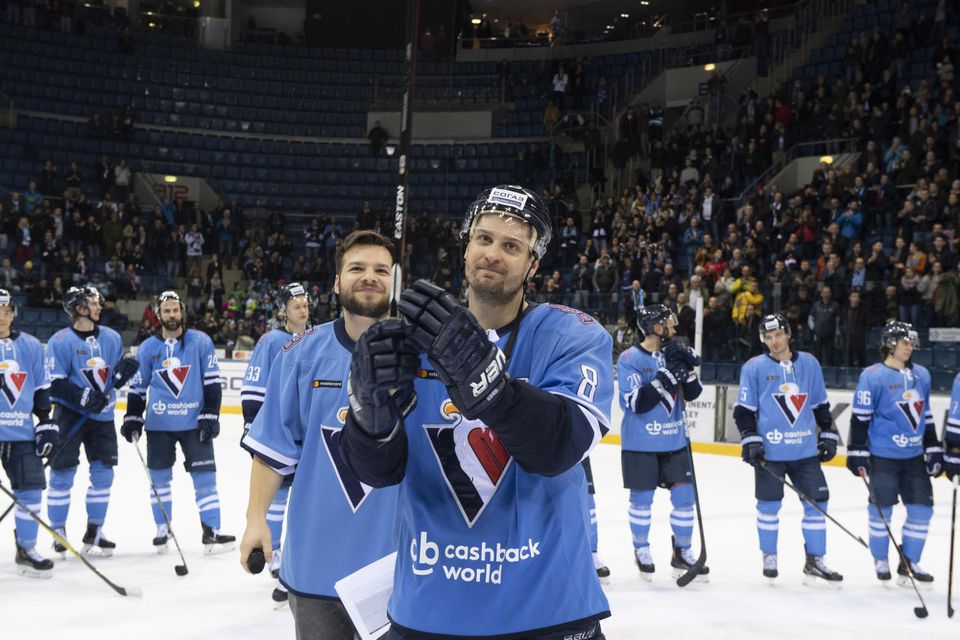 Kapitán HC Slovan Bratislava Michal Sersen ďakuje divákom za podporu.