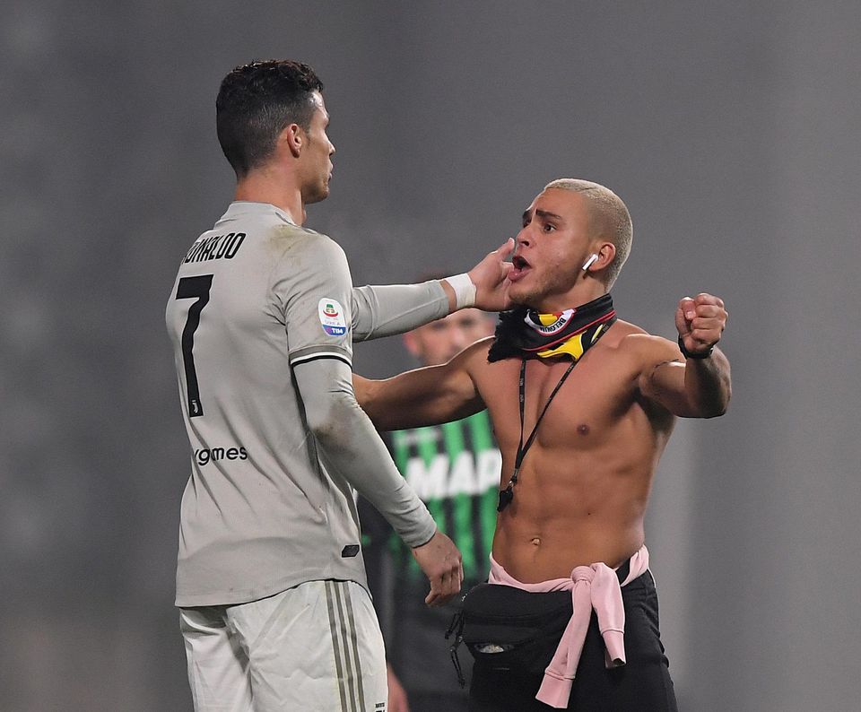 Fanúšik vybehol na plochu za Cristianom Ronaldom.