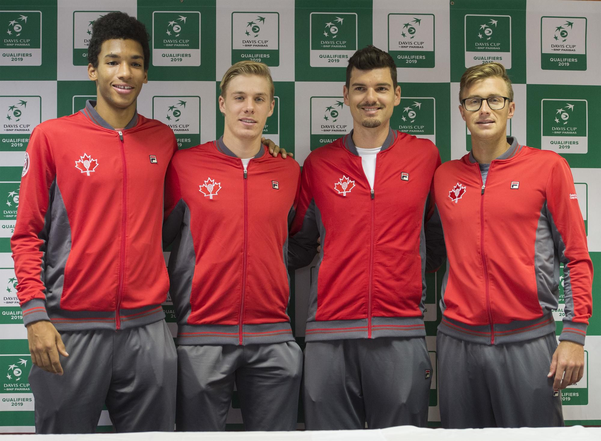 Kanadskí daviscupoví reprezentanti zľava Félix Auger-Aliassime, Denis Shapovalov, hrajúci kapitán Frank Dancevič a Peter Polansky.