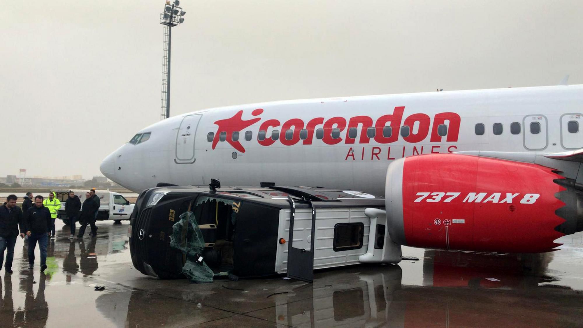 poškodené lietadlo a obslužný automobil na letisku v Antalyi