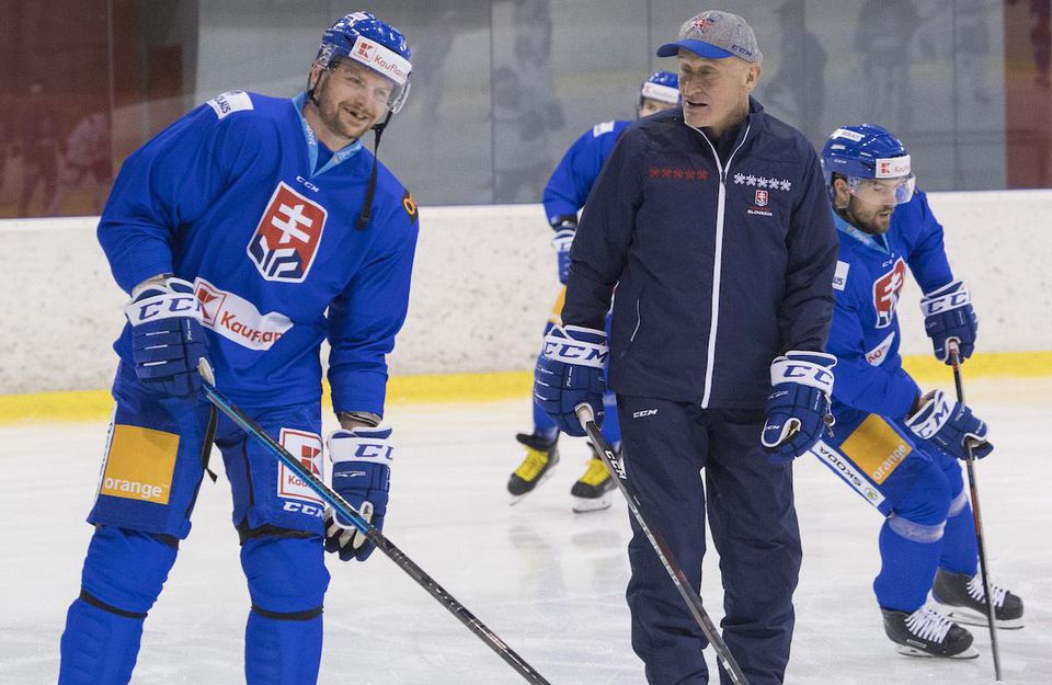 Tréner slovenskej hokejovej reprezentácie Craig Ramsay a vľavo útočník Milan Kytnár počas tréningu na zraze hokejovej reprezentácie Slovenska.