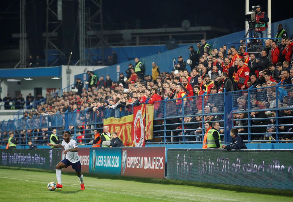 Fanúšikovia Čiernej Hory kričali na Sterlinga rasistické poznámky.