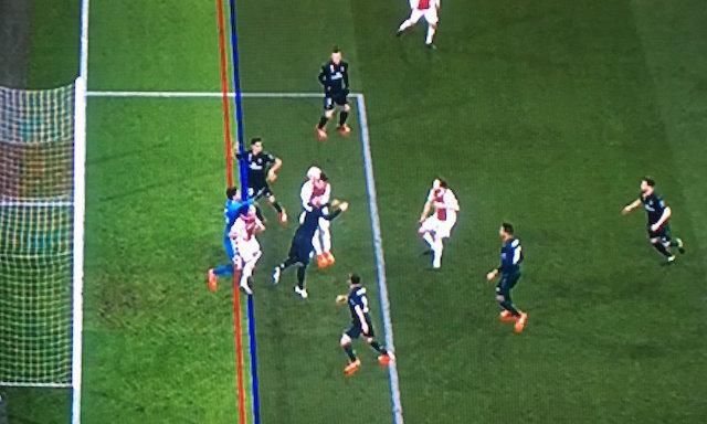 Ofsajdové postavenie Dušana Tadiča pri neuznanom góle Ajaxu Amsterdam.