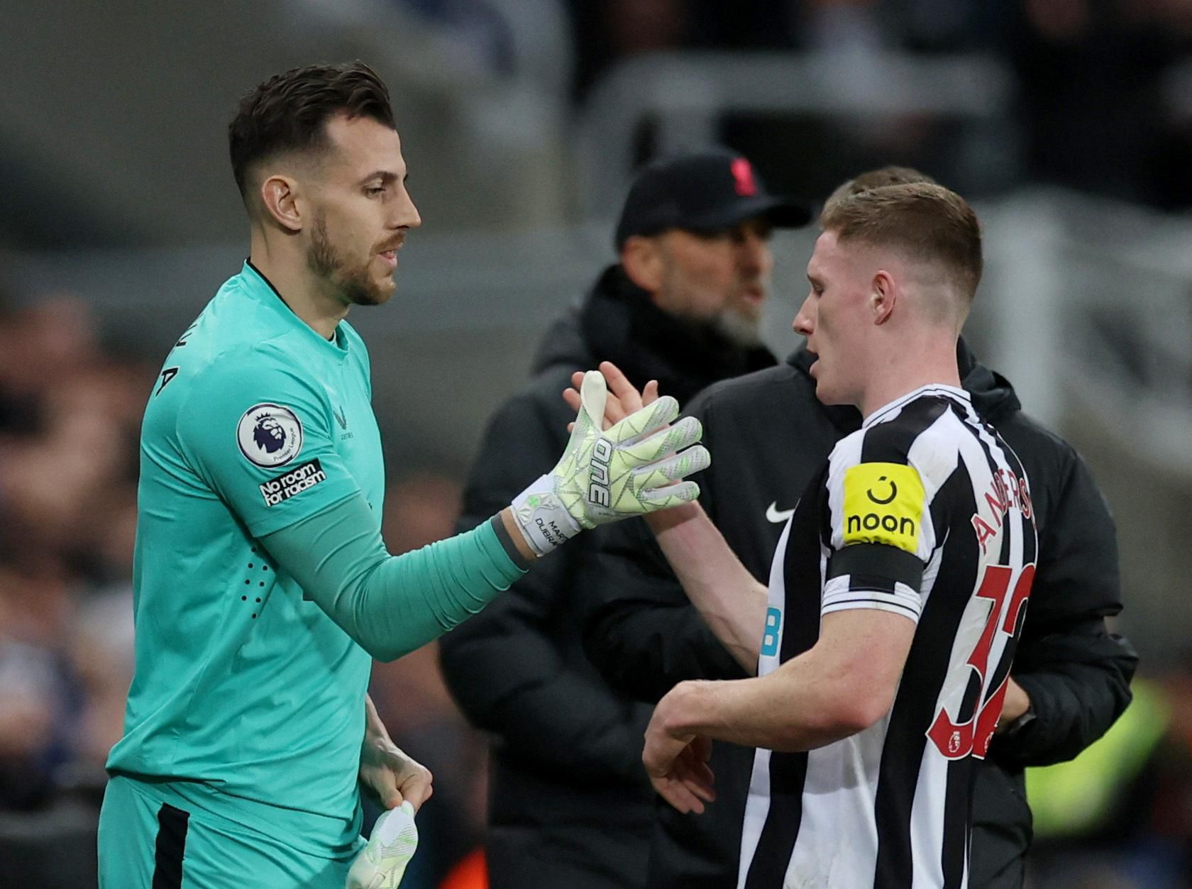 Martin Dúbravka nastupuje do zápasu proti Liverpoolu. Miesto na ihrisku mu musel prepustiť Elliot Anderson.