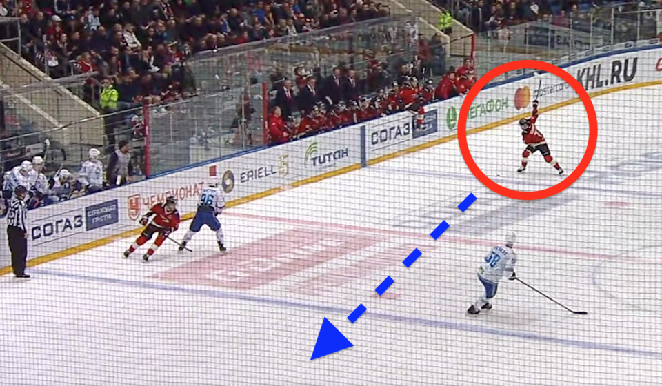 Maxim Chudinov strieľa gól od vlastnej modrej čiary.