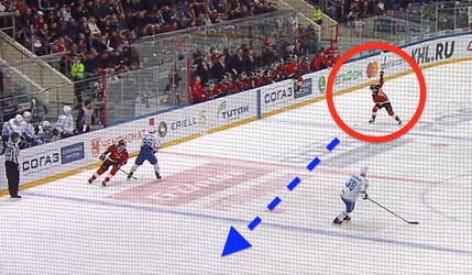 V KHL sa stalo niečo neuveriteľné. Obranca strelil dva góly za sebou od vlastnej modrej čiary