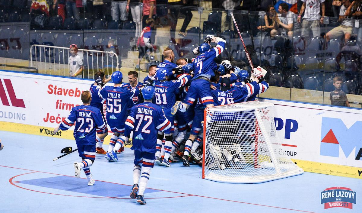 Slovenskí hokejbalisti sa radujú z postupu do finále MS