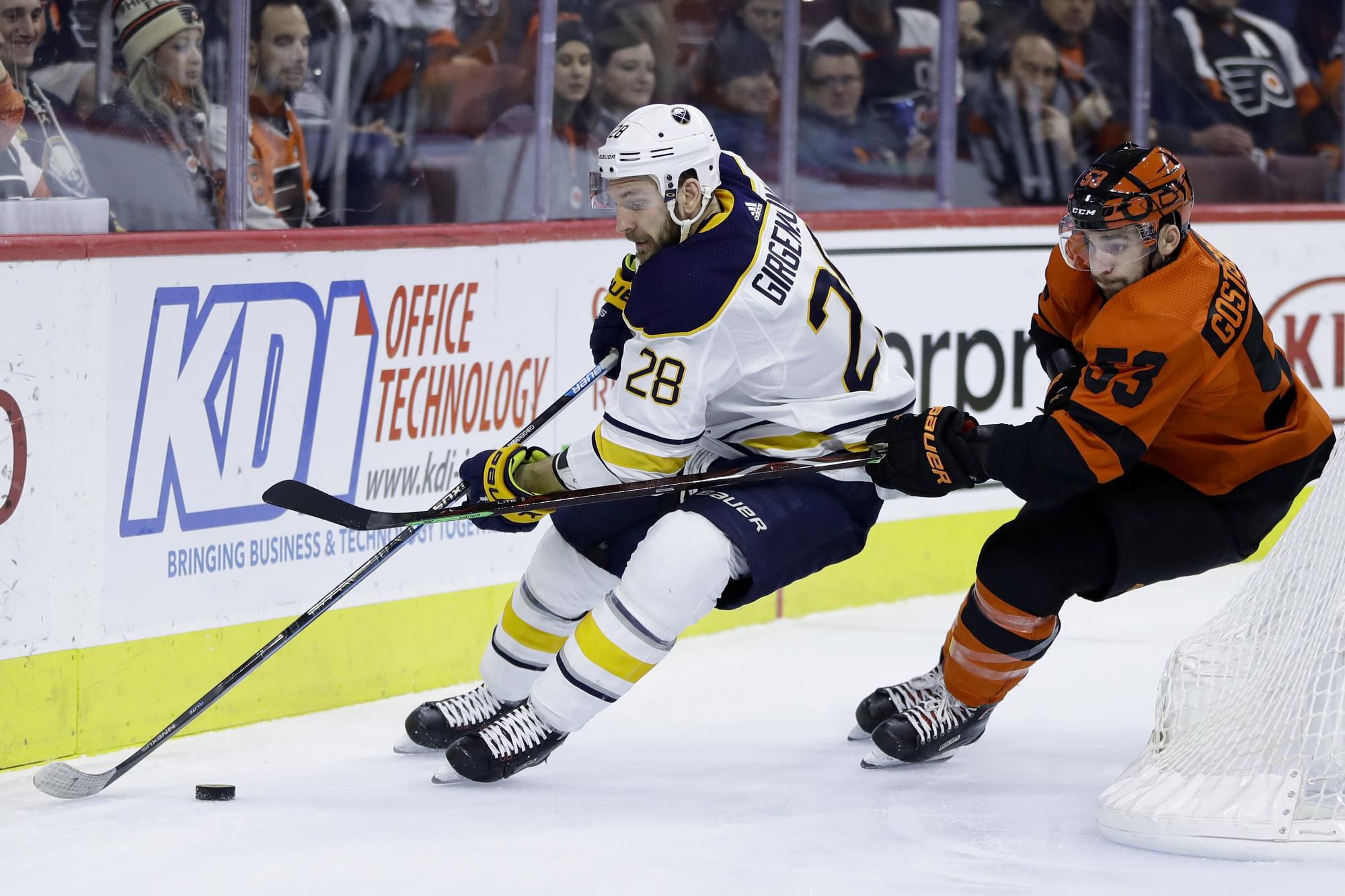 Zemgus Girgensons (Buffalo Sabres) a Shayne Gostisbehere (Philadelphia Flyers).