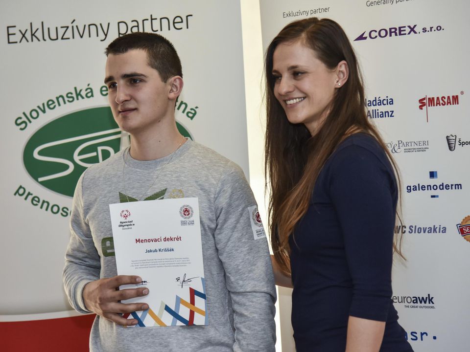 Jakub Kriššák (vľavo) si preberá menovací dekrét z rúk športovej strelkyne Danky Bartekovej.