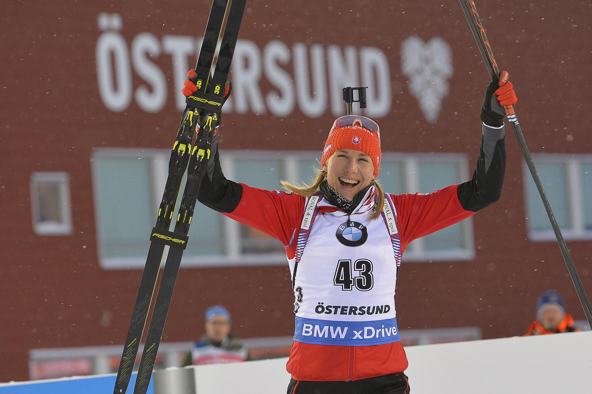 Slovenská biatlonistka Anastasia Kuzminová sa teší z víťazstva v šprinte žien na 7,5 km na MS.