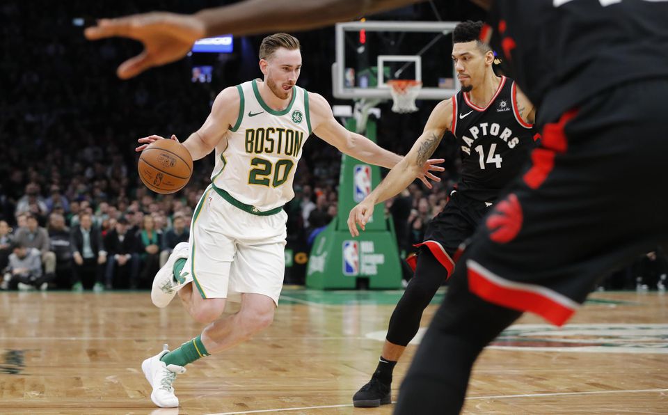 Gordon Hayward (Boston Celtics) proti hráčovi Toronta Raptors.