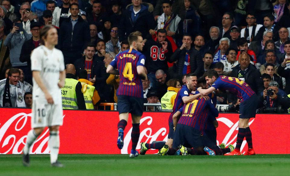 Futbalisti FC Barcelona oslavujú gól do siete Realu Madrid