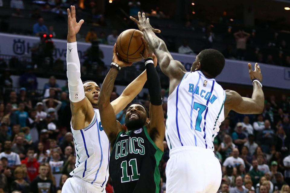 Hráč Bostonu Celtics Kyrie Irving vo výskoku.