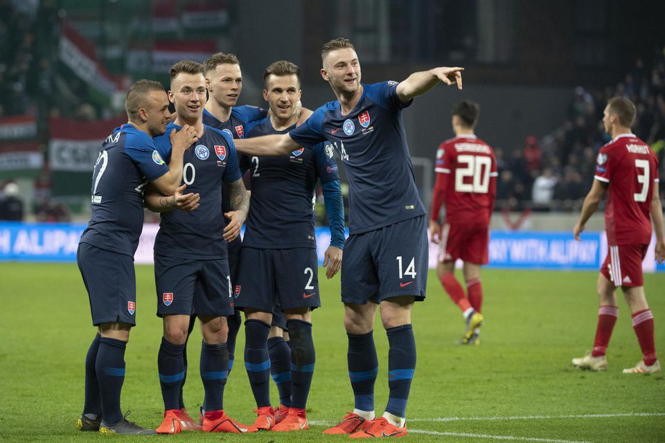 Slovenskí reprezentanti oslavujú gól proti Maďarsku