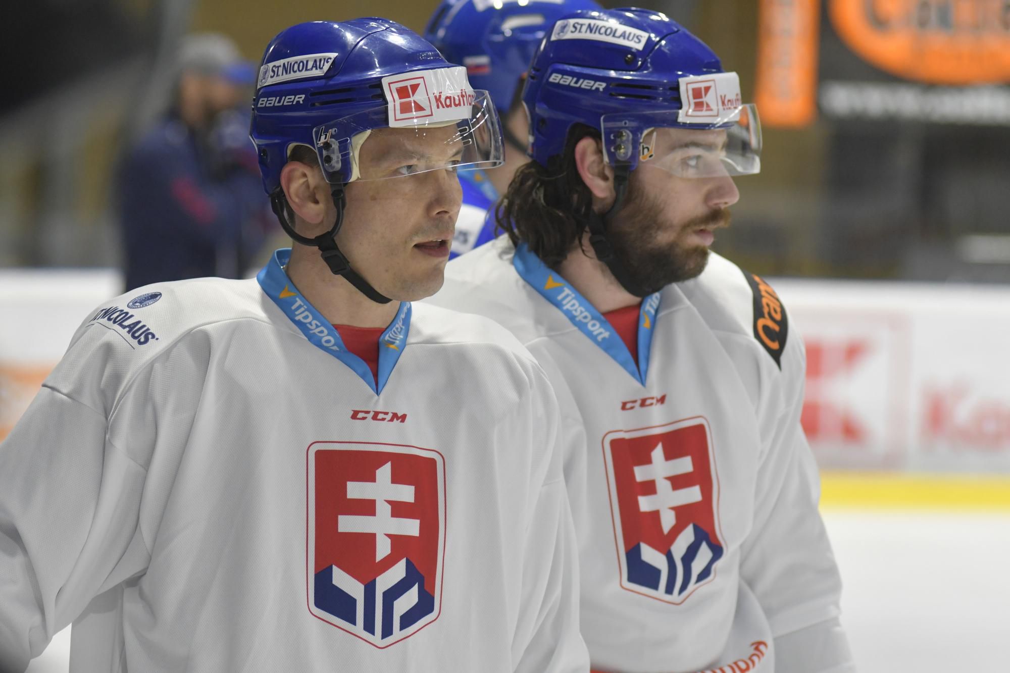Na snímke útočník Ladislav Nagy (vľavo) a obranca Peter Trško (vpravo) počas tréningu slovenskej hokejovej reprezentácie.