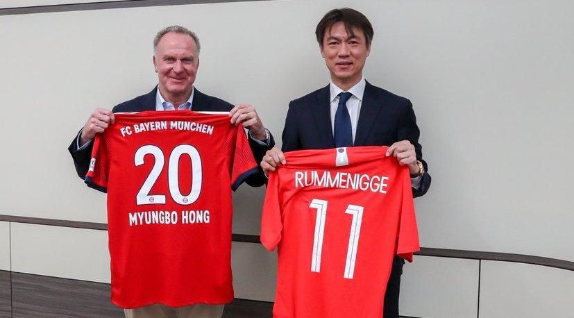 Predseda predstavenstva Bayernu Karl-Heinz Rummenigge a Myungbo Hong.