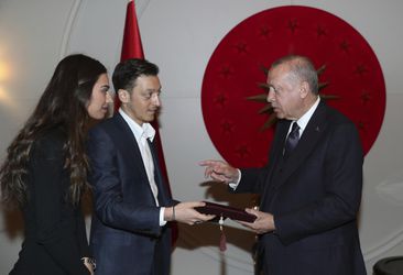 S Erdoganom sa fotili obaja. Özil skončil, on je kapitánom