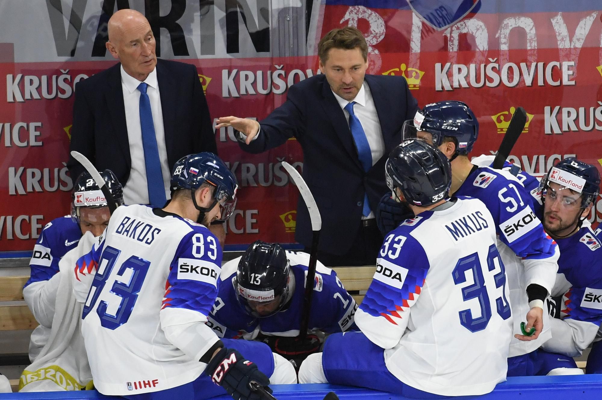 Slovenská striedačka, vľavo tréner slovenských hokejistov Craig Ramsay a vpravo asistent trénera Vladimír Országh.