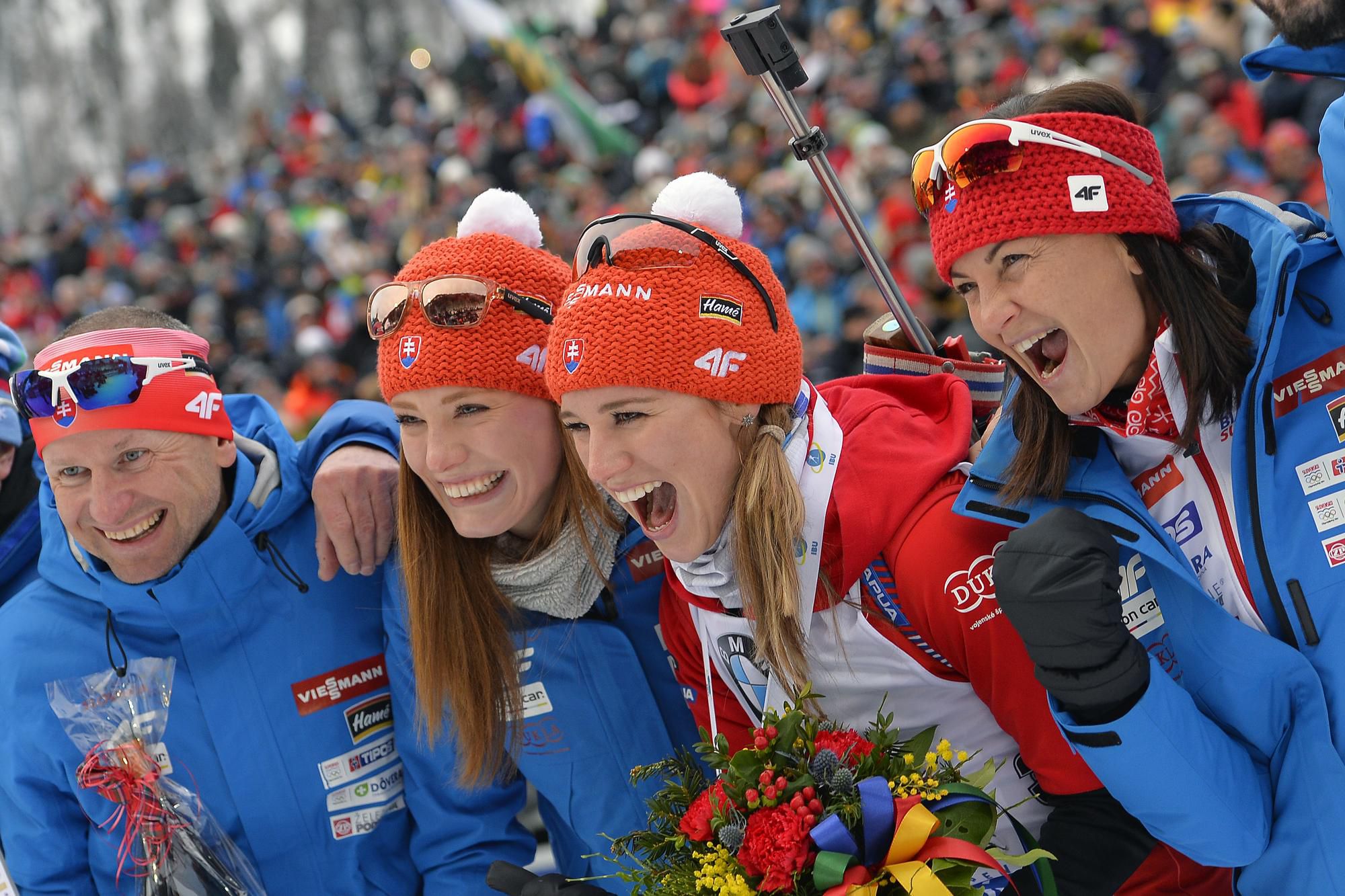 Sprava trénerka Anna Murínová, slovenská biatlonistka Paulína Fialková so sestrou Ivonou a bežecký tréner Martin Bajčičák.