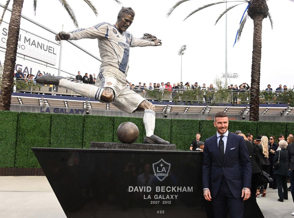 Futbalovej legende Davidovi Beckhamovi odhalili sochu.