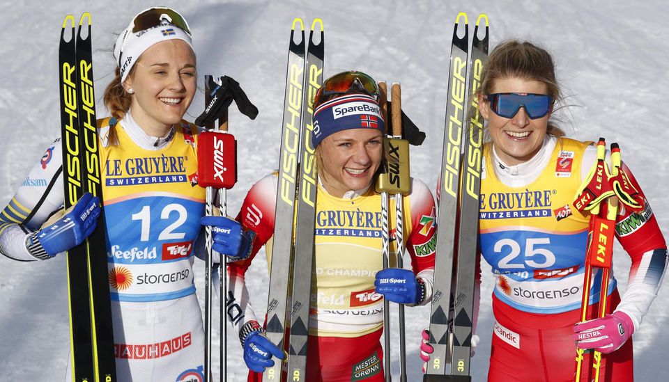 Nórska bežkyňa na lyžiach Maiken Caspersen Fallová (uprostred) sa raduje z víťazstva v šprinte voľnou technikou na majstrovstvách sveta.
