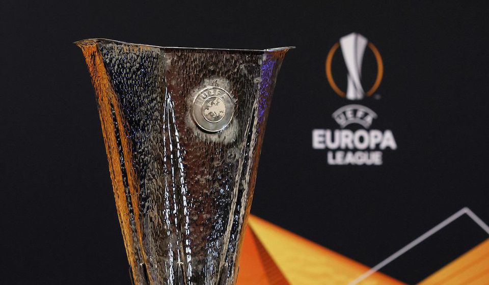 Európska liga (trofej a logo).